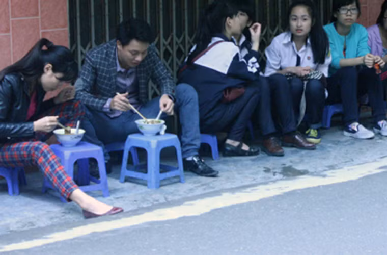 Vì là gánh hàng rong nên người ăn phải ngồi chật, đôi khi phải tự đi lấy phần của mình bởi khách quá đông, chủ không phục vụ kịp. Bù lại, chủ cửa hàng khá vui tính, phục vụ tận tình khiến khách rất hài lòng. (Ảnh:Theo Ione).