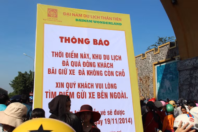 Tình trạng ùn ứ xảy ra tại cả một số khu vực như ngã tư chợ Đình (TP Thủ Dầu Một), ngã tư Hòa Lân (thị xã Thuận An). Tại thị xã Bến Cát, cảnh sát cơ động đã phải chốt chặn trước cổng khu công nghiệp Mỹ Phước 3 để phân luông giao thông từ xa tại đây.