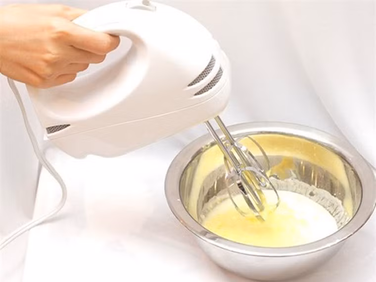 Không dùng bát, xoong nhôm để đánh trứng. Để không ảnh hưởng đến hương vị món ăn, chị em tránh dùng đồ nhôm để đánh trứng. Nguyên nhân bởi khi tiếp xúc với nhôm, lòng trắng trứng sẽ biến thành màu tro, lòng đỏ dễ chuyển màu xanh.
