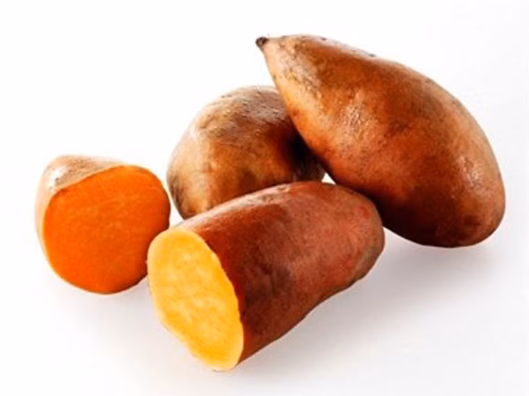 Khoai lang. Trong các loại khoai lang, khoai lang ruột nghệ được đánh giá giàu chất chống oxy hóa carotenoid hơn cả. Khi đi vào cơ thể, nó góp phần ức chế sự phát triển của các tế bào ung thư buồng trứng. Ngoài ra, khoai lang khá giàu magie, kali – hai dưỡng chất cần thiết cho cơ thể, có khả năng ngăn ngừa loại ung thư phụ khoa nguy hiểm này.