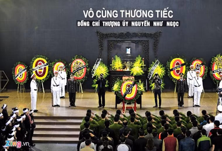 9h sáng 9/11, Học viện An ninh nhân dân cùng gia đình đã tổ chức tang lễ cho thượng úy Nguyễn Như Ngọc (33 tuổi), nạn nhân vụ rơi bó thép tại khu vực thi công nhà ga Thanh Xuân 3 (Dự án đường sắt trên cao Hà Đông - Cát Linh) tại nhà tang lễ Bộ Quốc phòng, số 5 Trần Thánh Tông.