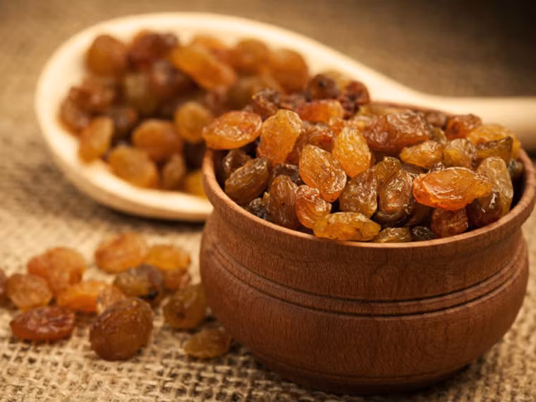 Nho khô. Giống như sung, nho khô chứa dưỡng chất có lợi cho việc nhuận tràng và khá giàu chất xơ. Nhằm tận dụng hiểu quả tối đa từ nho, bạn có thể ngâm chúng trong nước qua đêm rồi thưởng thức vào buổi sáng.
