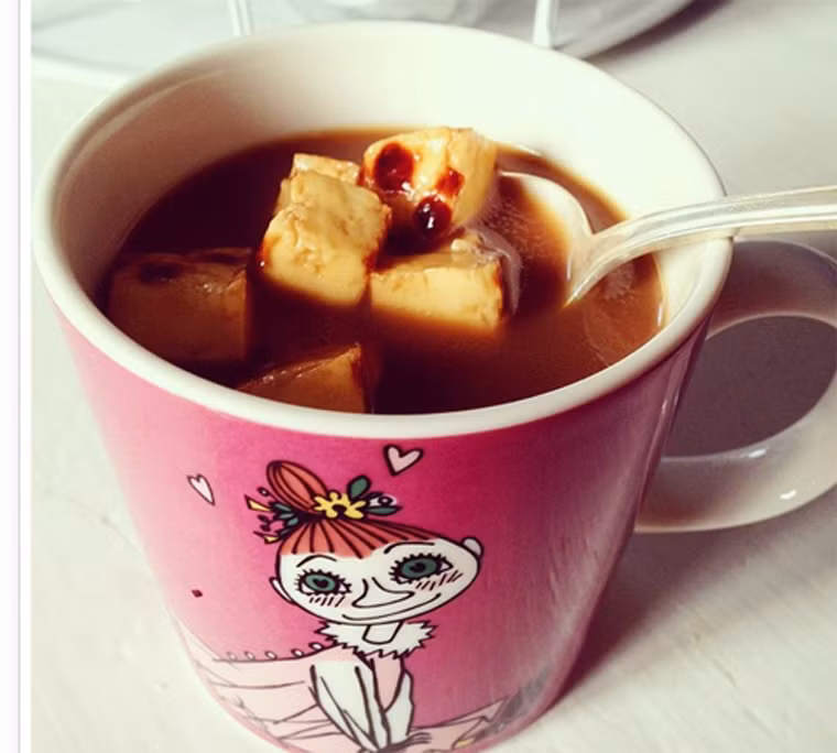 Kaffeost, Phần Lan. Kaffeost là đồ uống truyền thống, thường được phục vụ tại Kainuu, Đông Phần Lan. Một tách Kaffeost gồm hai phần chính là cà phê và pho mát Juustoleipä thái nhỏ. Khi uống hết cà phê, bạn cần một chiếc thìa nhỏ để ăn phần pho mát còn lại.