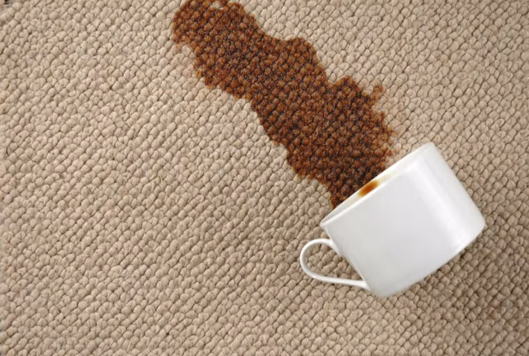 Loại bỏ vết bẩn trên sofa, thảm. Việc giặt một tấm thảm dày tại nhà mất khá nhiều công sức. Nếu tấm thảm chỉ xuất hiện một vài vết bẩn lớn, bạn có thể xịt chút cồn rồi dùng một miếng bọt biển, vải bông (tốt nhất nên chọn vải trắng để tránh vải bị phai, ảnh hưởng đến màu sắc tự nhiên của thảm) lau sạch rồi để khô. Cồn nhanh chóng bốc hơi nên chắc chắn không làm ướt thảm.