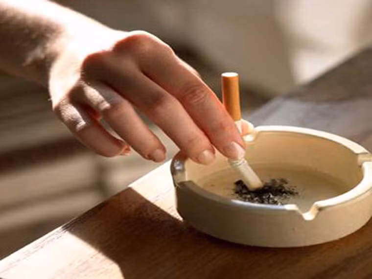 Loại bỏ vật dụng liên quan đến việc hút thuốc lá. Các vật dụng như bật lửa, gạt tàn, bao thuốc… cần sớm được dọn dẹp. Bên cạnh đó, nên giặt sạch quần áo còn vương mùi thuốc, làm sạch ngăn kéo, thảm, rèm cửa, nệm ghế. Dùng máy làm sạch không khí để ngôi nhà không còn mùi thuốc quen thuộc.