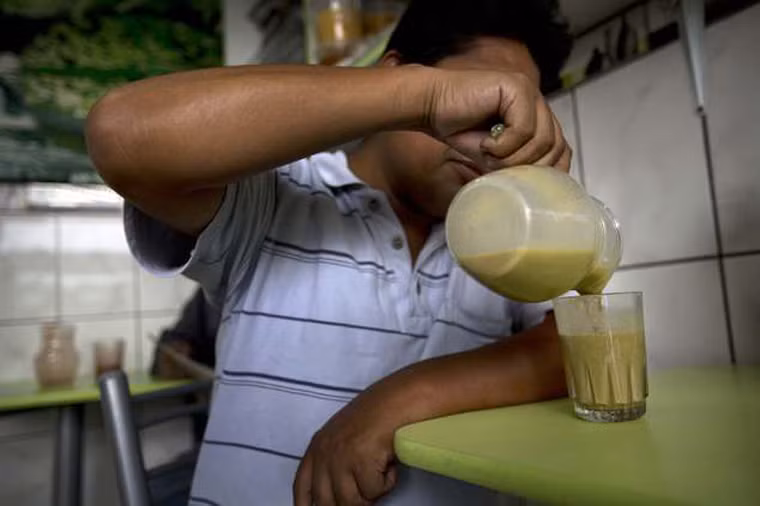 Khi thành phẩm, sinh tố ếch có màu xanh lá cây bắt mắt và cần được thưởng thức ngay sau đó.