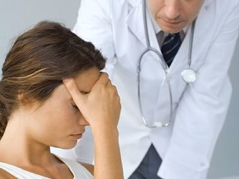 Nếu phát hiện thành viên trong gia đình từng mắc bệnh, phụ nữ gặp bác sĩ để được tư vấn cách ngăn ngừa hiệu quả.