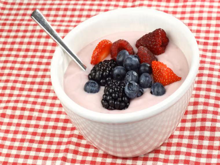Thực phẩm chứa probiotic. Thực phẩm chứa probiotic như dưa, sữa chua có thể loại bỏ độc tố. Sự cân bằng vi khuẩn có lợi này giúp cho đại tràng khỏe mạnh. Các sản phẩm probiotic nên được sử dụng hàng ngày với lượng nhỏ.