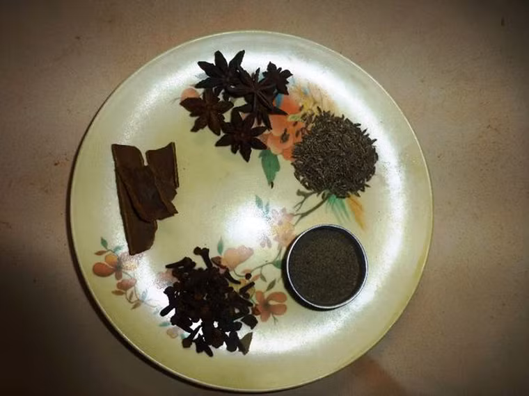 Nguyên liệu ướp gồm 4 muỗng nước tương, rượu, 4 miếng hồi, 1 muỗng dầu đinh hương, tiêu, quế, muối, bột nêm, đường.