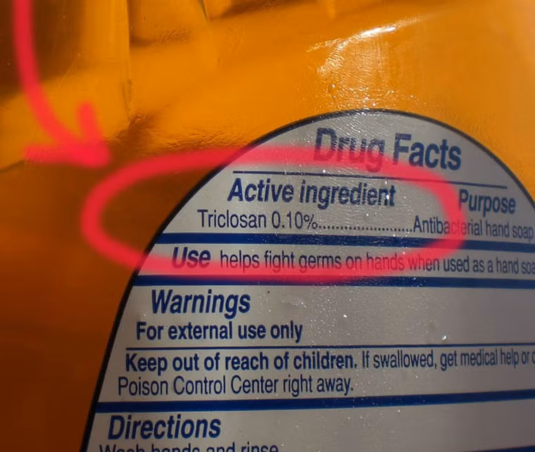 Triclosan. Triclosan được sử dụng trong nhiều loại mỹ phẩm. Ở Mỹ nó bị coi là chất gây ung thư, chậm phát triển và các bệnh về gan. Ngoài ra, triclosan còn có thể tích tụ trong mô mỡ người và động vật. Trong vài trường hợp, nó có thể bị phân hủy thành dioxane - một chất gây ung thư phổ biến. Nếu triclosan tiếp xúc với nước máy chứa clo dễ tạo ra khí chloroform - một chất gây ung thư.