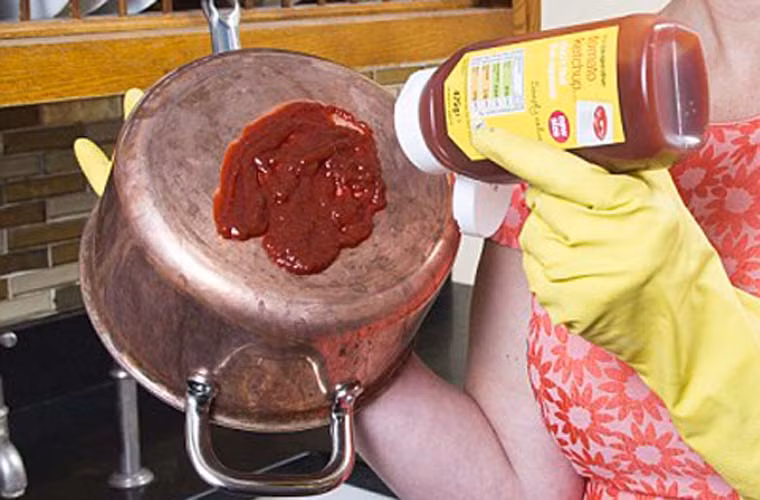 Làm được điều này là nhờ thành phần axit acetic có khả năng phản ứng với oxit đồng, hòa tan các lớp màu nâu.