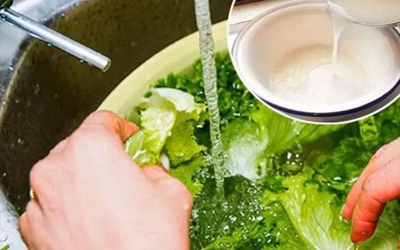 Rửa rau bằng nước lạnh là dại: Thả thêm 2 thứ này mới chuẩn - Hình 2 Rua rau bang nuoc lanh la dai: Tha them 2 thu nay moi chuan-Hinh-2