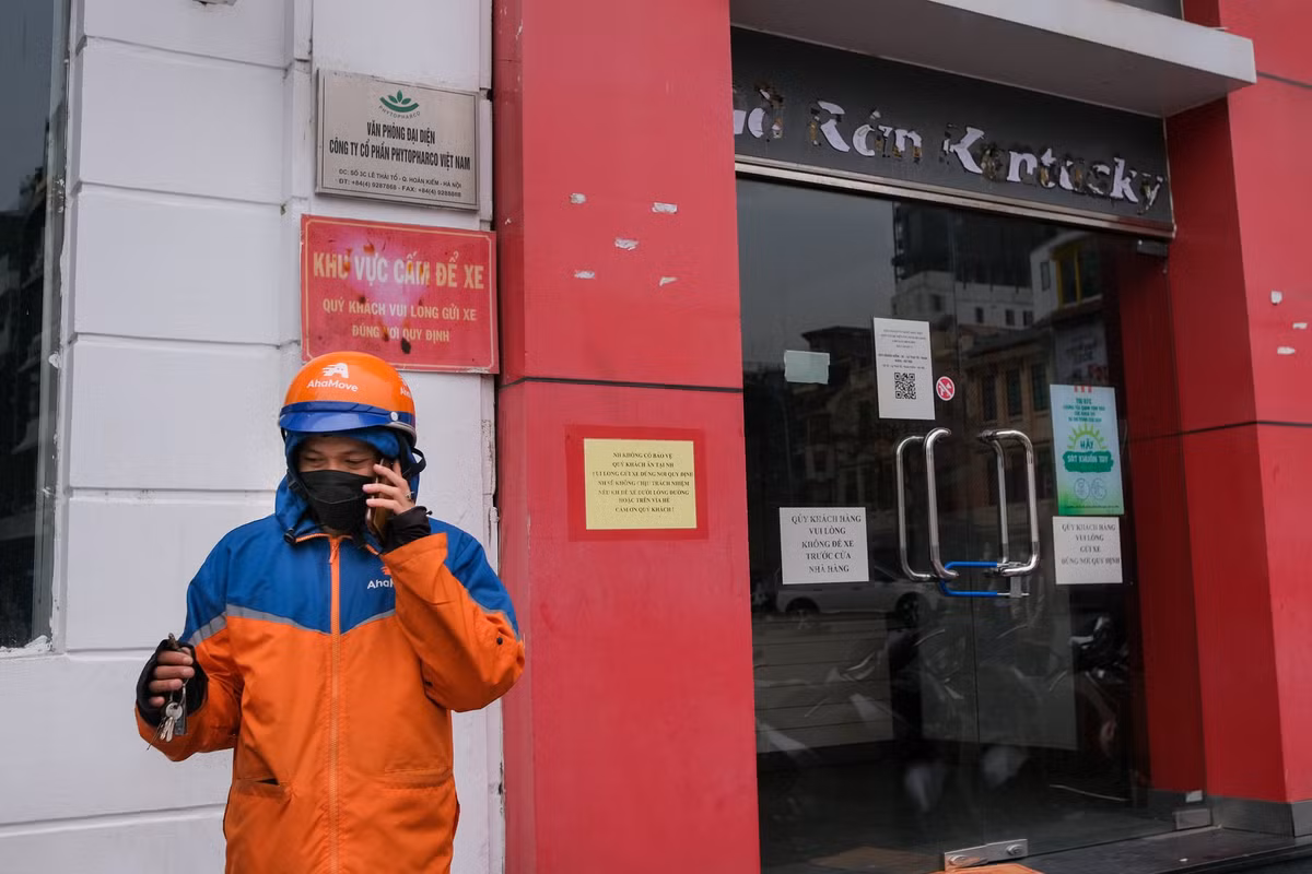 Anh Tùng (nhân viên giao đồ ăn) gọi điện thông báo với khách hàng rằng cửa hàng gà rán đã đóng cửa. "Không hiểu sao đóng cửa từ tháng 1 đến nay mà vẫn mở bán trên ứng dụng. Thỉnh thoảng tôi cũng gặp trường hợp như này", anh Tùng chia sẻ.