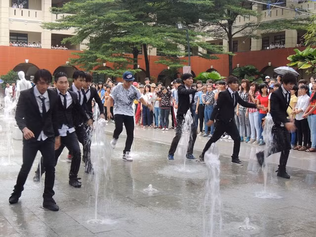 Màn flashmob được thực hiện ngay trên đài phun nước nằm trong khuôn viên trường.