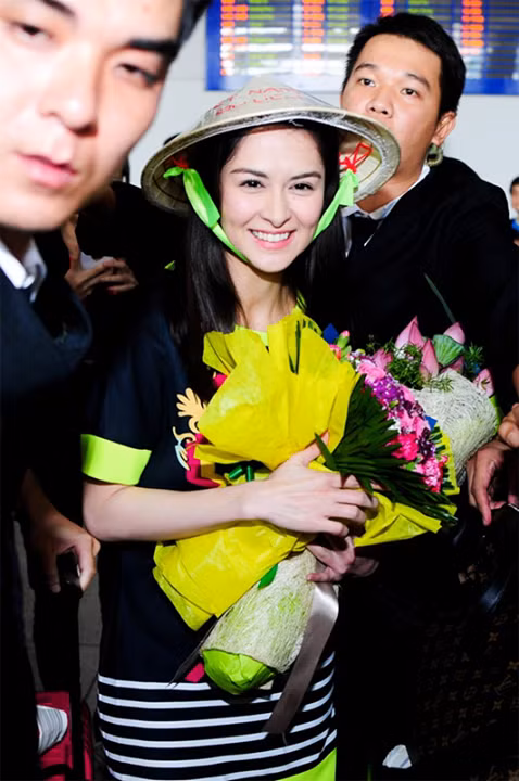 Ngoài nghề nghiệp chính là diễn viên, người mẫu, Marian Rivera cũng tích cực "tạt té" sang lĩnh vực âm nhạc. Cô cũng đã phát hành 2 album Marian Rivera Dance Hit và Retro Crazy vào năm 2008, ngay sau đó ca khúc Sabay Sabay tayo do Marian thể hiện đã đứng đầu Top 10 ca khúc mới hay nhất năm 2009 của Philippines. Marian Rivera cũng đã từng tới Việt Nam và tạo ra một cơn sốt trong giới truyền thông.