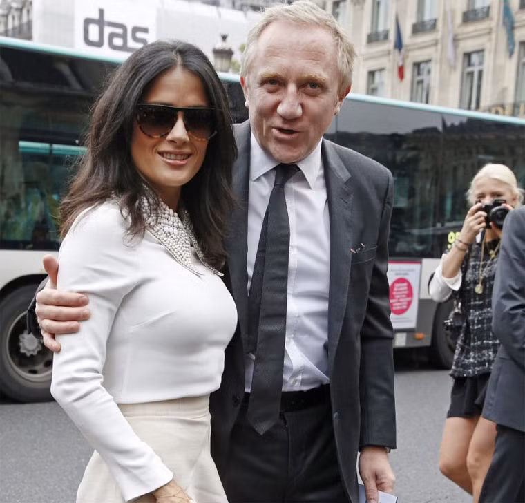 Nữ diễn viên người Mexico nổi danh ở Hollywood Salma Hayek kết hôn với tỷ phú người Pháp Francois-Henri Pinault từ năm 2009. Pinault là chủ tịch của Kering, công ty mẹ của rất nhiều thương hiệu trị giá như Gucci, Brioni, Puma và hiện tài sản của Pinault là 15,7 tỷ USD.