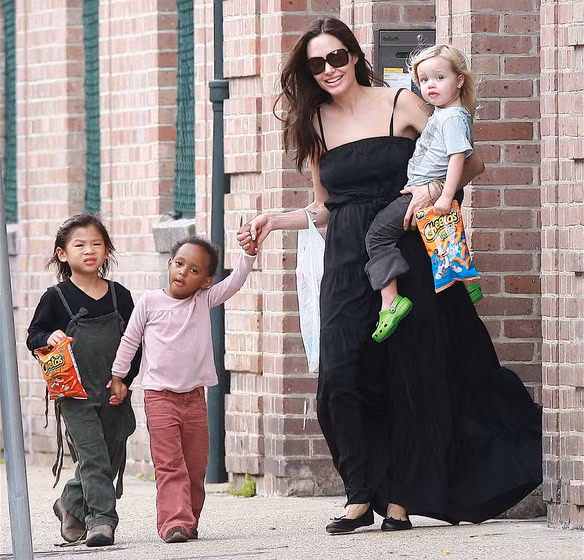 Angelina Jolie dẫn ba con Shiloh, Maddox và Pax đi mua sắm ở New Orleans, Los Angeles.