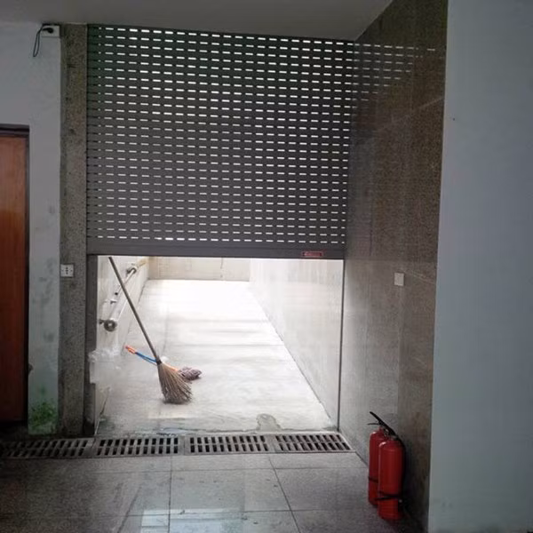 Lối đi dành cho người tàn tật hiếm khi được sử dụng. Giám đốc bảo tàng cho biết, từ khi mở cửa (năm 2012) tới nay mới có 3 người tàn tật sử dụng nhà vệ sinh công cộng này.