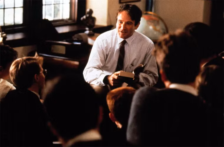 Vai giáo sư John Keating trong phim "Dead Poets Society" (Câu lạc bộ thi ca). Chuyện phim lấy bối cảnh tại trường Welton Vermont - một trong những trường phổ thông dành cho nam sinh nổi tiếng với 4 nguyên tắc vàng: truyền thống, danh dự, kỷ luật và chất lượng, thế nên phương pháp dạy học ở đây khá cổ điển và cứng nhắc. John Keating, một giáo viên tiếng Anh có tư tưởng cấp tiến, được nhận vào dạy tại Welton. Để thử thách anh, hiệu trưởng Nolan phân công anh chủ nhiệm một lớp có nhiều học sinh ngỗ nghịch nhất trường.