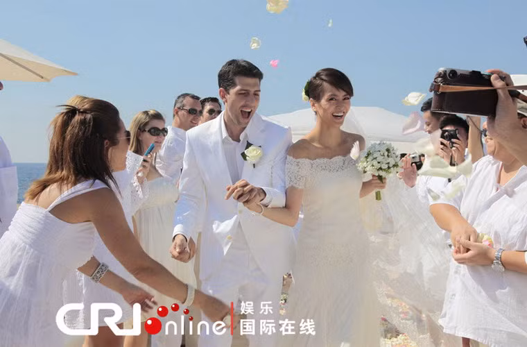 Lương Vịnh Kỳ và chú rể người Tây Ban Nha trong đám cưới tại hòn đảo Ibiza, Tây Ban Nha vào tháng 9/2011. 