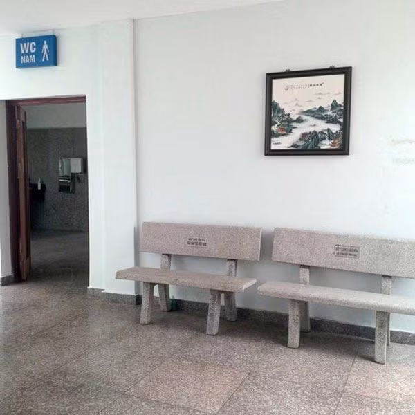 Không phải lúc nào nhà vệ sinh công cộng này cũng mở cửa, mà phụ thuộc vào... giờ làm việc của nhân viên trông coi.