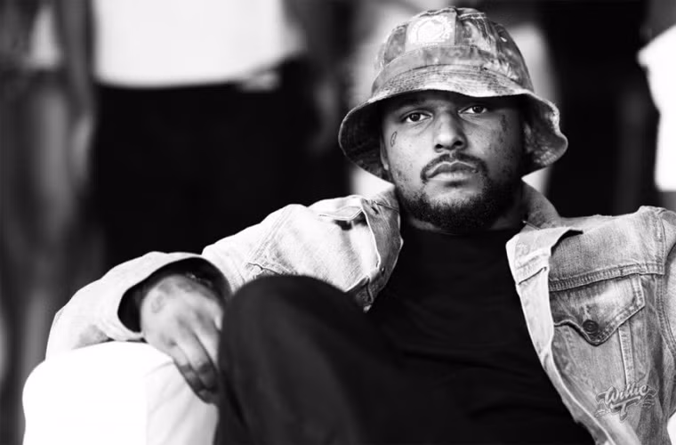 Rapper ScHoolboy Q thừa nhận mỗi tháng anh tốn 6.000 USD tiền mua cần sa. "Bao nhiêu tiền kiếm được tôi đều dành để mua cần sa. Nếu hết tiền tiêu thì tôi hỏi mẹ. Nhẽ ra nếu không tốn tiền cho ma túy, tôi đã có thể mua nhà mới, mua xe cho mẹ". Rapper ScHoolboy Q thừa nhận mỗi tháng anh tốn 6.000 USD tiền mua cần sa. "Bao nhiêu tiền kiếm được tôi đều dành để mua cần sa. Nếu hết tiền tiêu thì tôi hỏi mẹ. Nhẽ ra nếu không tốn tiền cho ma túy, tôi đã có thể mua nhà mới, mua xe cho mẹ".
