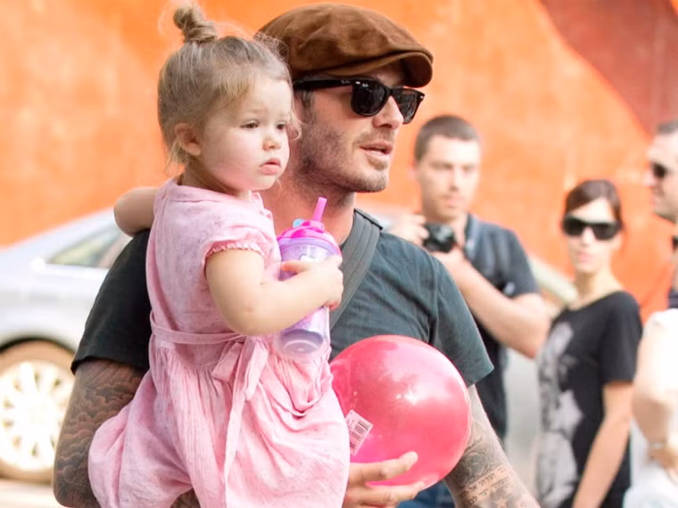 Món quà có giá trị nhất mà cô công chúa út Harper Beckham nhận được từ bố David và mẹ Victoria là một bức tranh mang tên “Con gái của bố”, giá tới 1 triệu USD. Bức tranh vẽ hình trái tim màu hồng lớn và rất nhiều bướm bay xung quanh được tặng cho Harper nhân dịp cô bé tròn 1 tuổi.