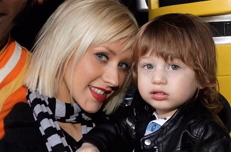 Max Bratman, con trai của nữ ca sĩ Christina Aguilera và chồng cũ, Bratman đã được bố mẹ tặng một căn phòng trang hoàng với tiêu chuẩn của vua chúa với chi phí nội thất là 35.000 USD.