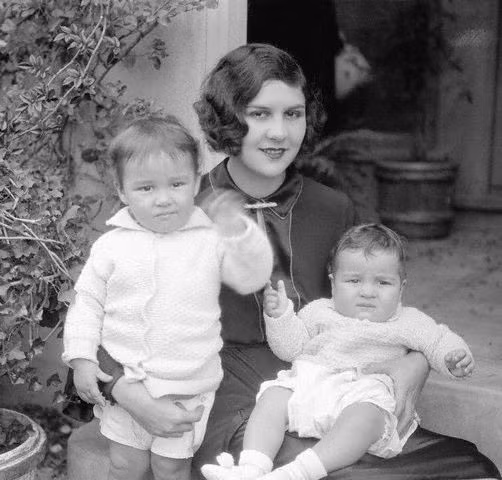 Lita Grey, cô bé xinh đẹp có đôi mắt đen láy, bắt đầu hẹn hò với Charlie Chaplin từ năm 12 tuổi còn ông đã 32. Mặc cho khoảng cách tuổi tác, Charlie tuyên bố với bạn bè sẽ cưới Lita bất cứ khi nào cô mang thai nhưng khi Lita tuyên bố mang thai ông lại thoái thác và yêu cầu phá thai và đền bù bằng tiền. Người nhà của Lita đã mang súng tới nhà của Charlie đe dọa thì Charlie mới chịu làm đám cưới với Lita lúc bà 15 tuổi. 16 tuổi Lita làm mẹ và bà sinh cho Chaplin hai người con Charles Jr. và Sydney Earl.