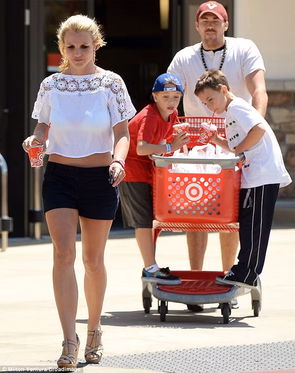 Britney cùng người tình David và hai con trai đi mua sắm.