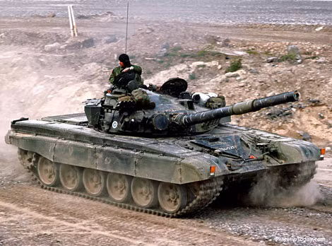 Xe tăng chiến đấu chủ lực T-72 hội tụ tính năng không kém T-64 nhưng giá rẻ, đơn giản, tin cậy cao.