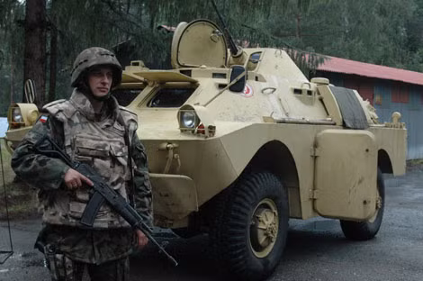 Xe bọc thép trinh sát lội nước BRDM-2.