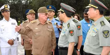 Tổng Tham mưu trưởng Lực lượng vũ trang cách mạng Cuba, Tướng Alvaro López Miera (người đeo kính bên trái) tiếp đón Tướng Phòng Phong Huy.