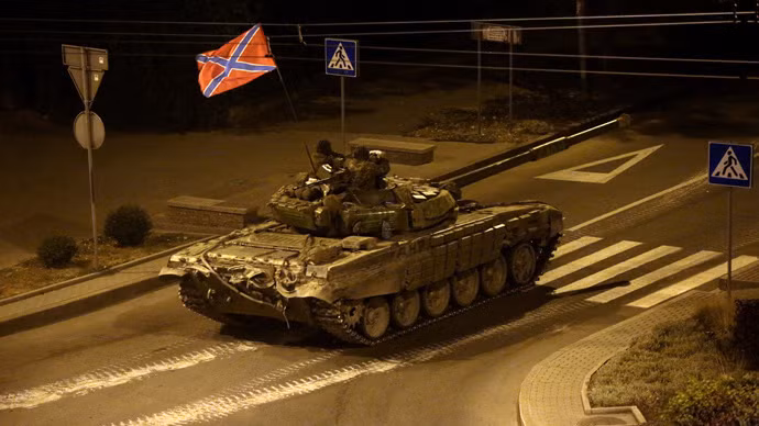 Xe tăng treo cờ Novorossia (tức hai nước Cộng hòa Donetsk và Ligansk) đang thẳng tiến tiến vào trung tâm Donetsk tối ngày 23/8.