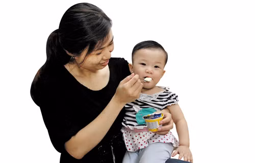Váng sữa là thức ăn có vị béo thơm, trẻ dễ ăn.