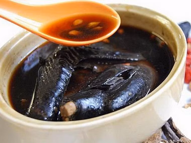 Gà chân đen hầm: 100g thịt gà chân đen, rửa sạch cắt nhỏ cho thêm gia vị trộn đều, cho vào nồi. Phía dưới cho thêm 15g đảng sâm, 25g hoàng cầm, 15g cẩu kỷ tử, chưng chín thì dùng.