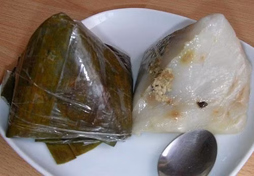 Một trong những loại bánh ngon đặc sản không thể không nhắc đến của Hà Nội chính là bánh giò. Vỏ bánh được làm từ gạo tẻ. Nhân bánh cũng vẫn là những loại nguyên liệu quen thuộc để làm nhiều loại bánh như thịt vai xay, mộc nhĩ, hạt tiêu, hành khô bằm, trộn đều xào chín. Món bánh này ăn cùng tương ớt và dưa góp sẽ rất ngon.