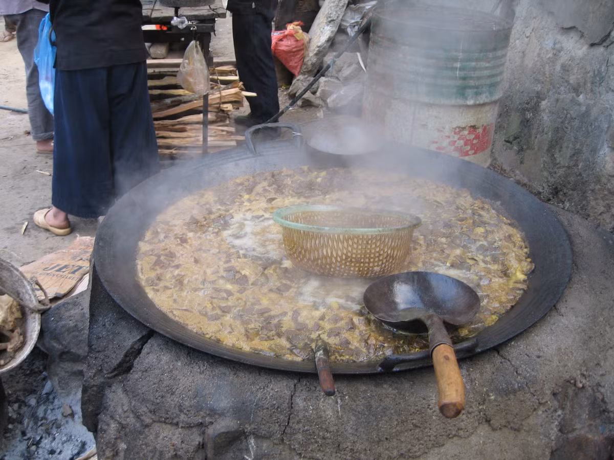 Thắng cố là đặc sản nổi tiếng ở miền núi. Món ăn này được nấu bằng tiết và các loại nội tạng bò, ngựa. Với người địa phương đây là món ăn ngon tuyệt nhưng với người miền xuôi thì mùi vị món ăn này trở thành nỗi ám ảnh mãi không thôi.