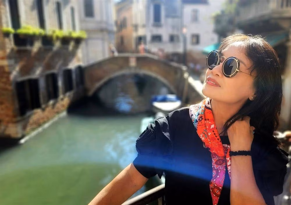 Khoảnh khắc khi chị du ngoạn trên sông nước Venice khác xa hình ảnh bà Bích trong Hương vị tình thân hay chị Xoài trong Hoa sữa về trong gió mà khán giả quen thuộc.