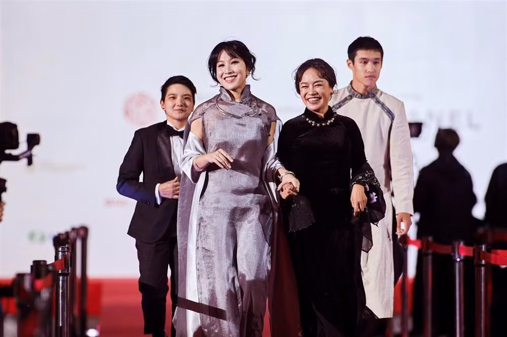 Gần đây Tú Oanh thoải mái xuất hiện cùng con trai Bùi Thạc Phong tại các sự kiện ra mắt phim "Mưa trên cánh bướm" mà chị đóng chính cùng con trai.