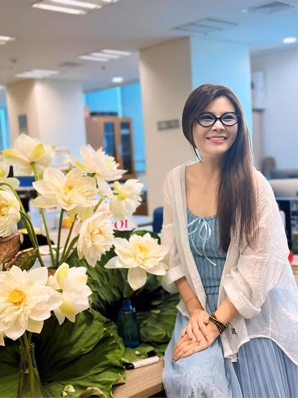 Có lúc, Kim Oanh phối đồ free style màu pastel thoải mái, dễ chịu.