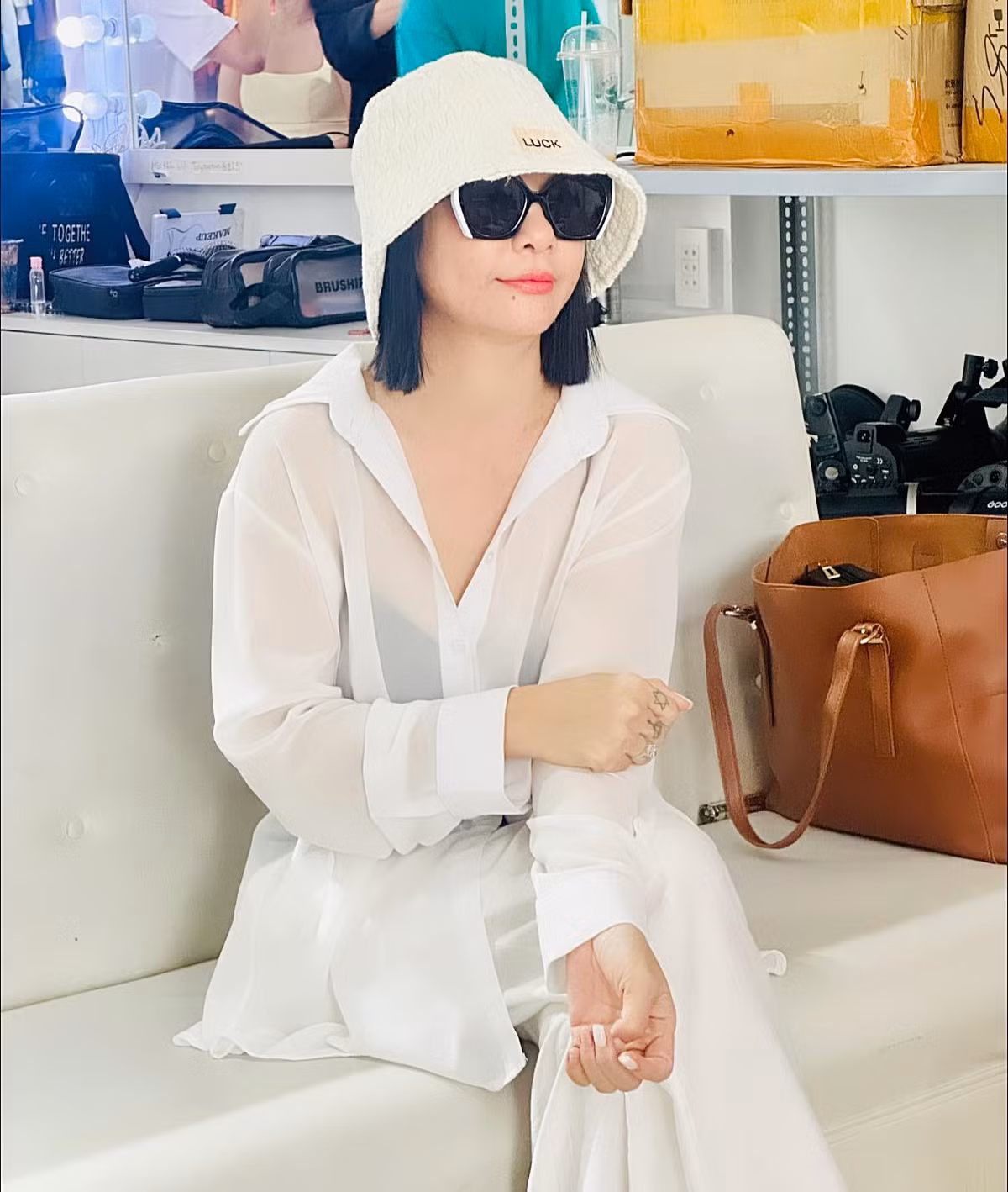 Cát Phượng luôn duy trì lối sống lành mạnh: uống đủ nước, ngủ đủ giấc, cười thật tươi, từ bỏ những ưu phiền, oán hận và... yêu thương thật nhiều!