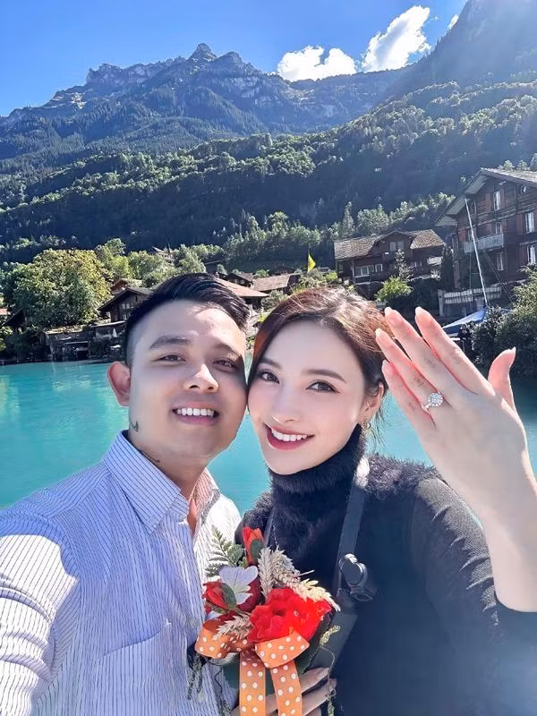 Diễn viên Bích Thuỷ (nickname Thuỷ Bi, SN 1999) đang là cái tên Gen Z được nhiều khán giả chú ý gần đây. Bên cạnh sự nghiệp diễn xuất, Thuỷ Bi được biết đến với chuyện tình từ yêu đến cưới cùng chồng điển trai - doanh nhân Thành Nam. Cặp đôi đã chính thức tổ chức đám cưới và về chung một nhà vào ngày 5/10 vừa qua.