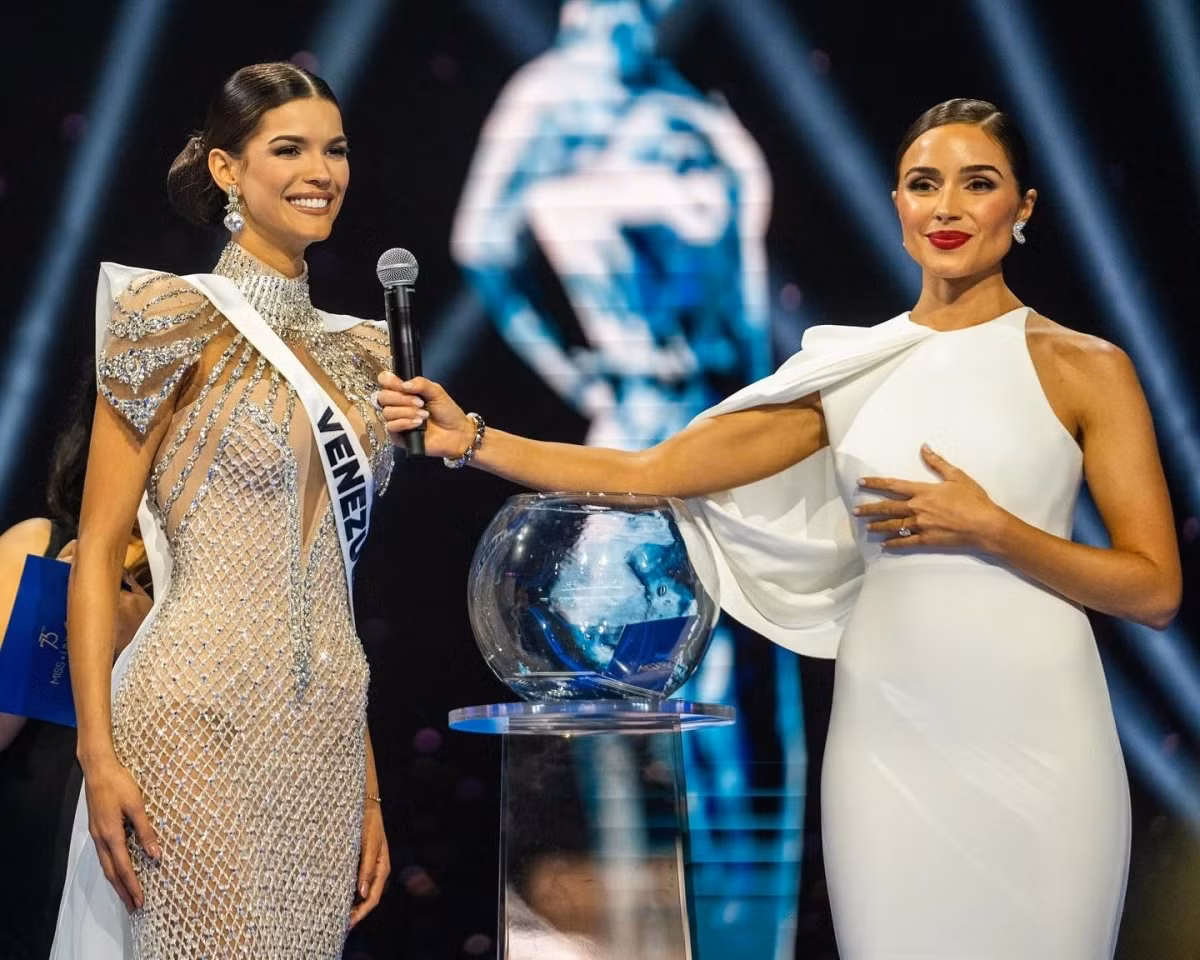 Á hậu 4 thuộc về người đẹp đến từ Venezuela - Ileana Márquez Pedroza. Trong phần thi ứng xử, cô nhận câu hỏi: "Hãy miêu tả một người phụ nữ lý tưởng của xã hội ngày nay và bạn có điều gì tương đồng với cô ấy?". Cô trả lời: "Người phụ nữ lý tưởng mà tôi muốn chia sẻ với các bạn chính là 125 cô gái tham gia cuộc thi này. Chúng tôi đã bỏ đằng sau nhiều thứ để cùng ở đây, tôn trọng và đồng hành với nhau".