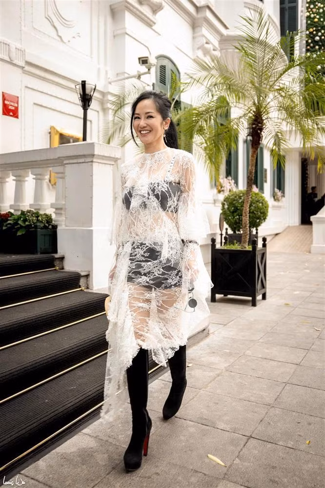 Trên trang cá nhân, diva Hồng Nhung diện trang phục ren xuyên thấu dạo phố Hà Nội.