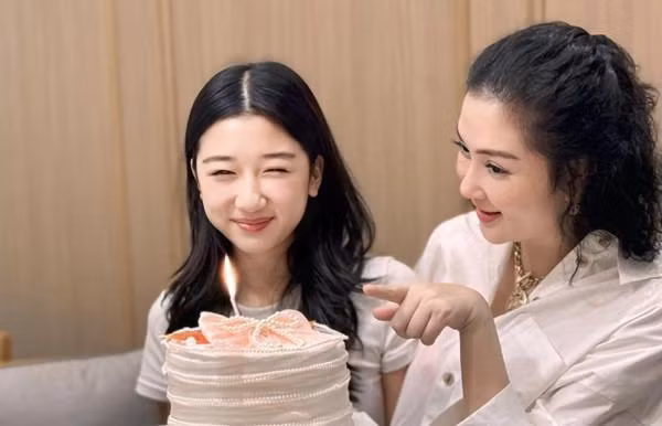 "Vậy là mình bên nhau 17 năm rồi đấy. Mỗi hành trình con đi, mỗi hành trình mẹ đi, đều có nhau bên đời…. sang năm học đại học xa mẹ rồi không biết mẹ và con sẽ thế nào nhỉ? Chắc thút thít nhớ nhung lắm đây! Cô con gái ngọt ngào, dịu dàng của mẹ. Bên con, mẹ cũng được học hỏi và trưởng thành hơn nhiều".