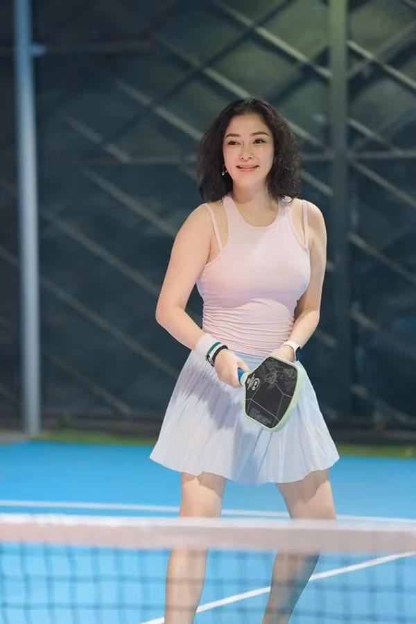 Nguyễn Thị Huyền mới đây khoe hình ảnh đi chơi pickleball cùng với bạn bè. Điều khiến khán giả chú ý chính là làn da khỏe khoắn, đều màu của cô. Trên trang cá nhân, hoa hậu cũng đăng ảnh chúc mừng sinh nhật con gái Khánh Linh và chia sẻ rằng hai mẹ con sắp phải xa nhau vì con đi du học.