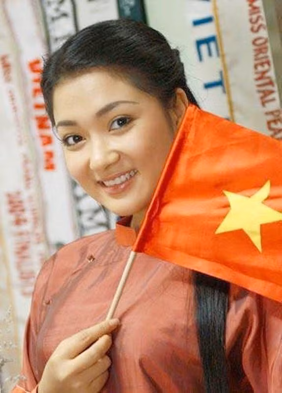 Sở hữu khuôn mặt đầy đặn, mang vẻ đẹp Á Đông, cùng hình thể chuẩn (84-60-92 cm) và chiều cao 1,72 m, Nguyễn Thị Huyền được Ban giám khảo Miss World chọn vào Top 15 (đồng hạng 10 với Hoa hậu Trung Quốc). Năm 2007, Nguyễn Thị Huyền du học ngành báo chí tại Đại học Middlesex (Anh). Sau 2 năm, chị tốt nghiệp loại giỏi và trở về Việt Nam. Đến năm 2012, Nguyễn Thị Huyền tiếp tục học nghiên cứu sinh tại Học viện Báo chí và Tuyên truyền.