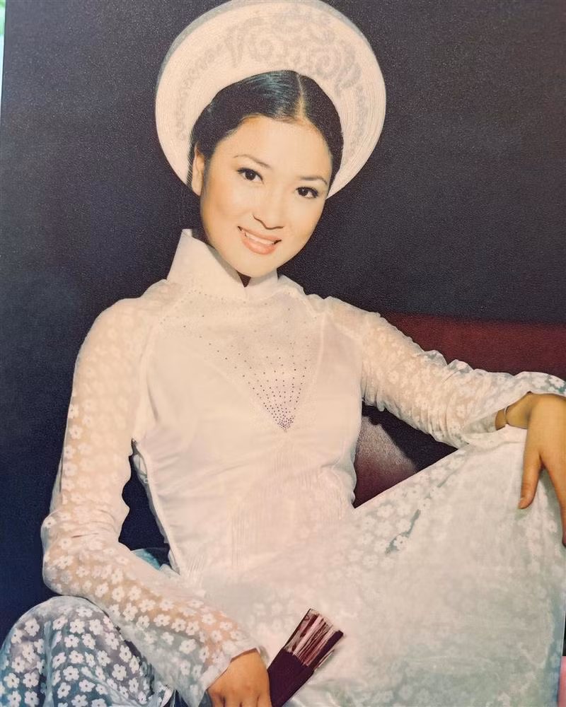  Nguyễn Thị Huyền sinh năm 1985 tại Hải Phòng trong một gia đình công chức. Người đẹp 19 tuổi đăng quang Hoa hậu Việt Nam năm 2004. Năm đăng quang, Nguyễn Thị Huyền là sinh viên Học viện Báo chí và Tuyên truyền. Cuối năm 2004, chị đại diện Việt Nam dự thi Hoa hậu Thế giới tại Trung Quốc.
