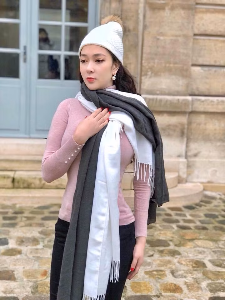 Trên trang cá nhân, người đẹp chỉ chia sẻ một số ít hình ảnh về cuộc sống đời thường. Hiện tại, Nguyễn Thị Huyền kinh doanh riêng và làm công tác chuyên môn tại Học viện Báo chí và Tuyên truyền. 